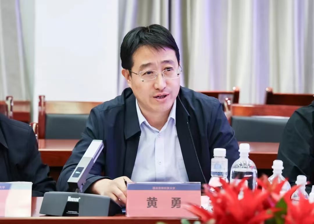 黄勇讲话.jpg