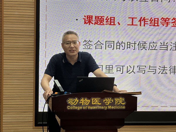 人文学院徐春成副教授作报告.JPG
