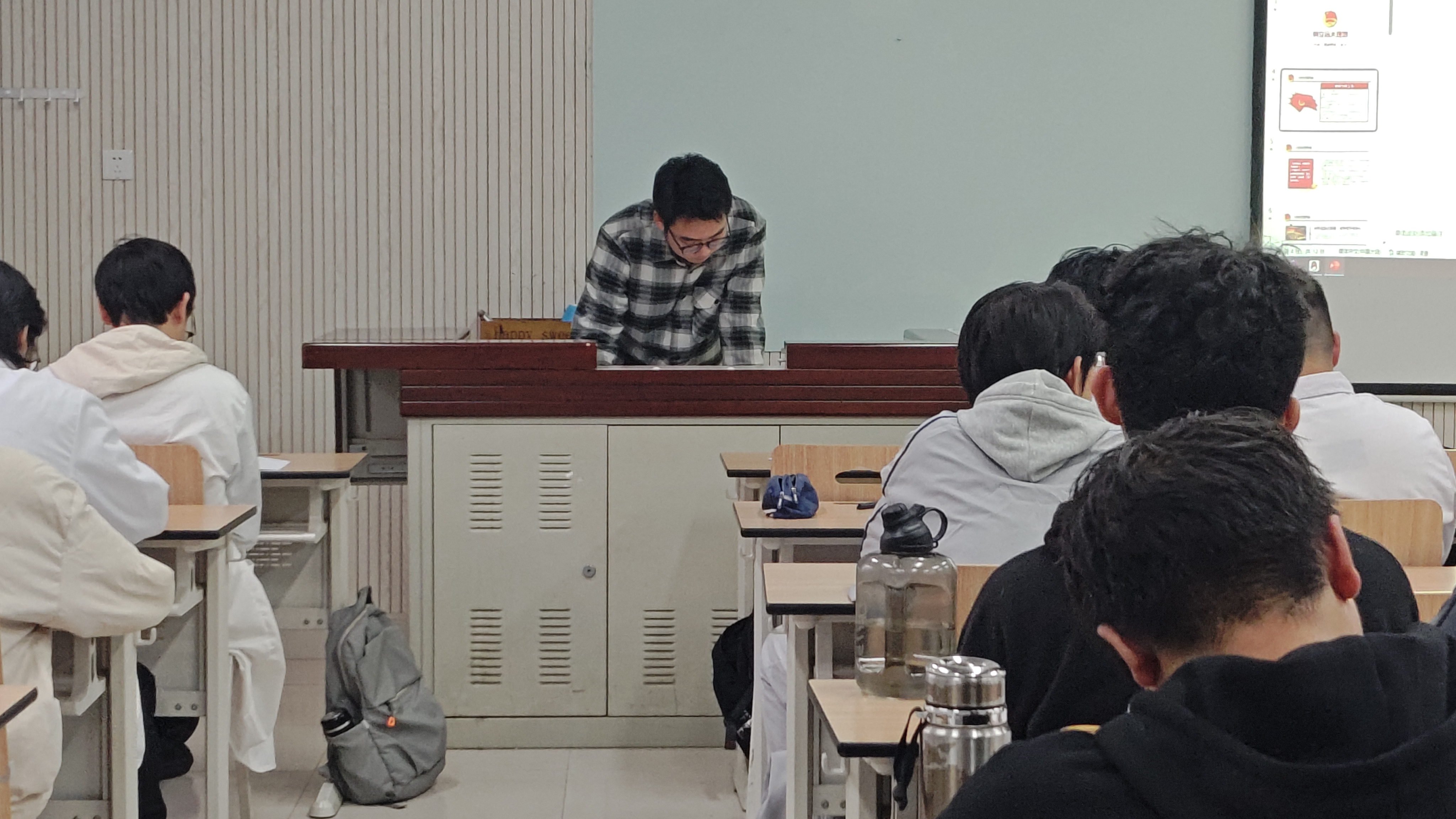 动医2401 班级同学发表感想.jpg