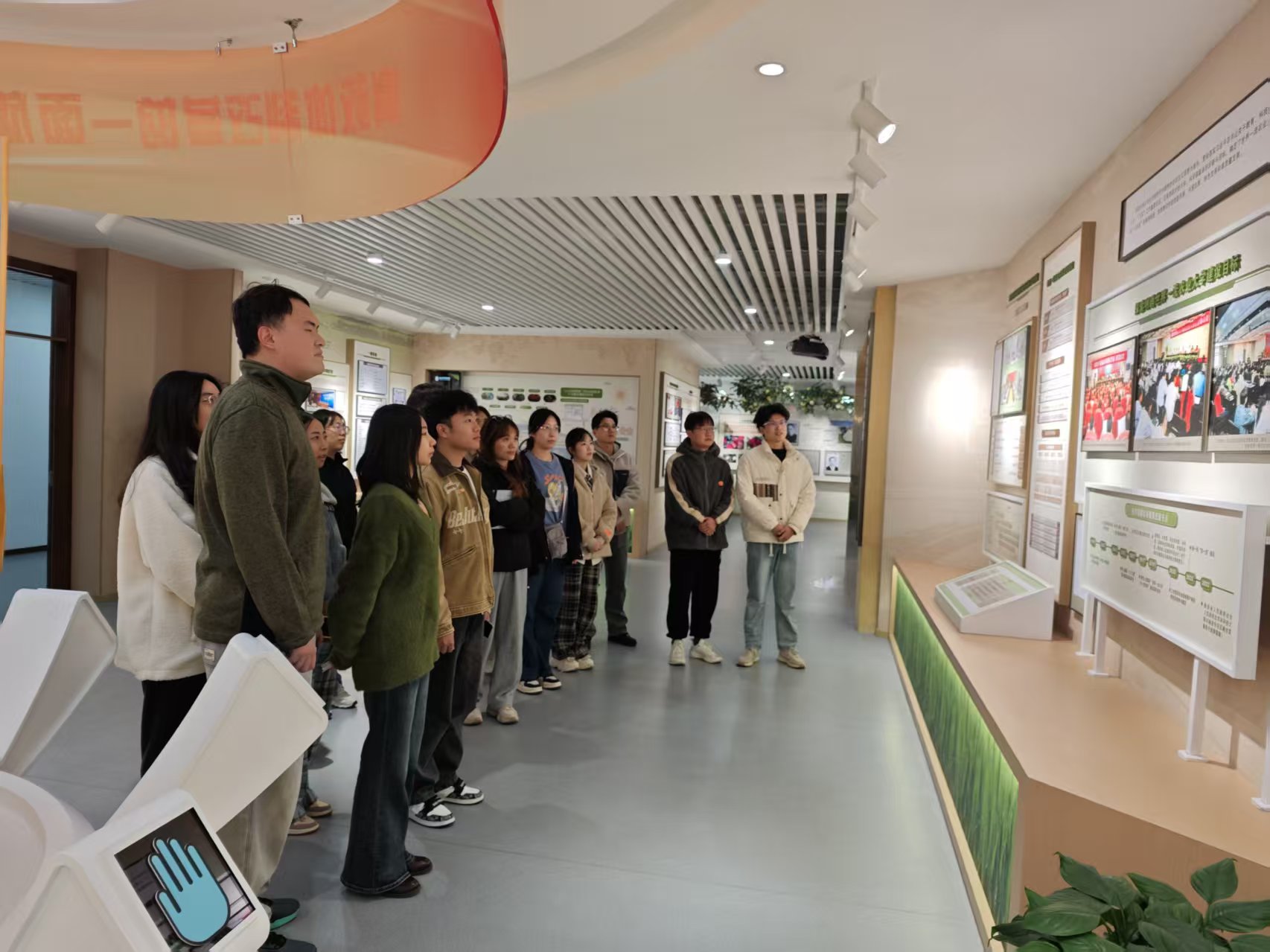 参观校史馆.jpg