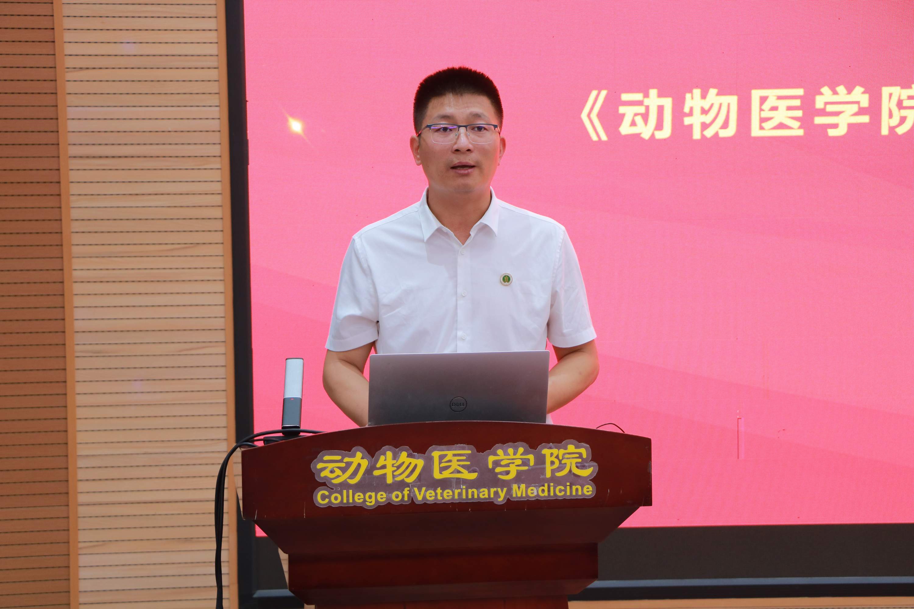学院党委副书记张华海宣读《金沙9001w以诚为本2025届优秀毕业生、优秀学生干部名单》和《金沙9001w以诚为本2025届毕业生校友联络员名单》.JPG