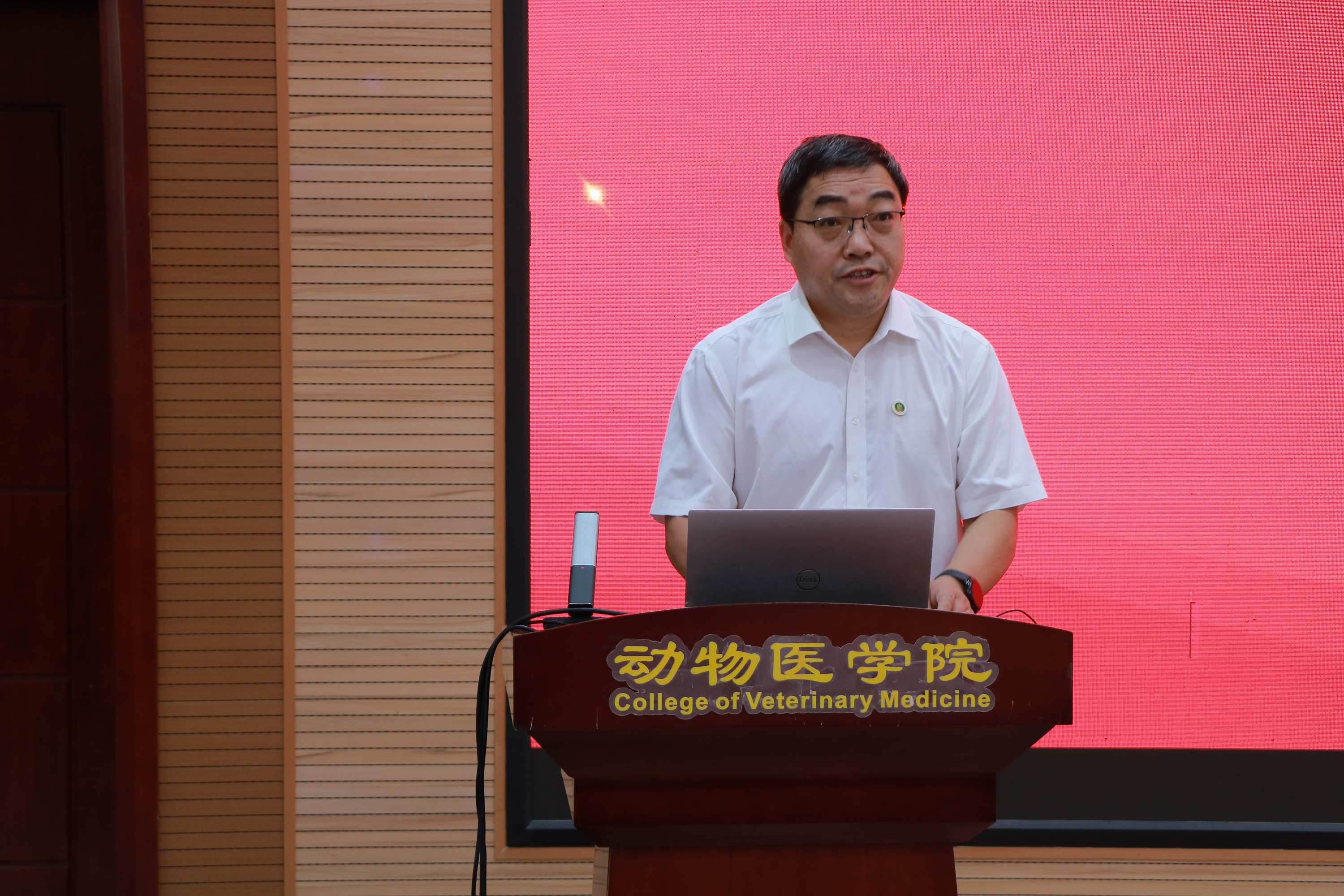 学院党委书记黄德宝主持会议.JPG